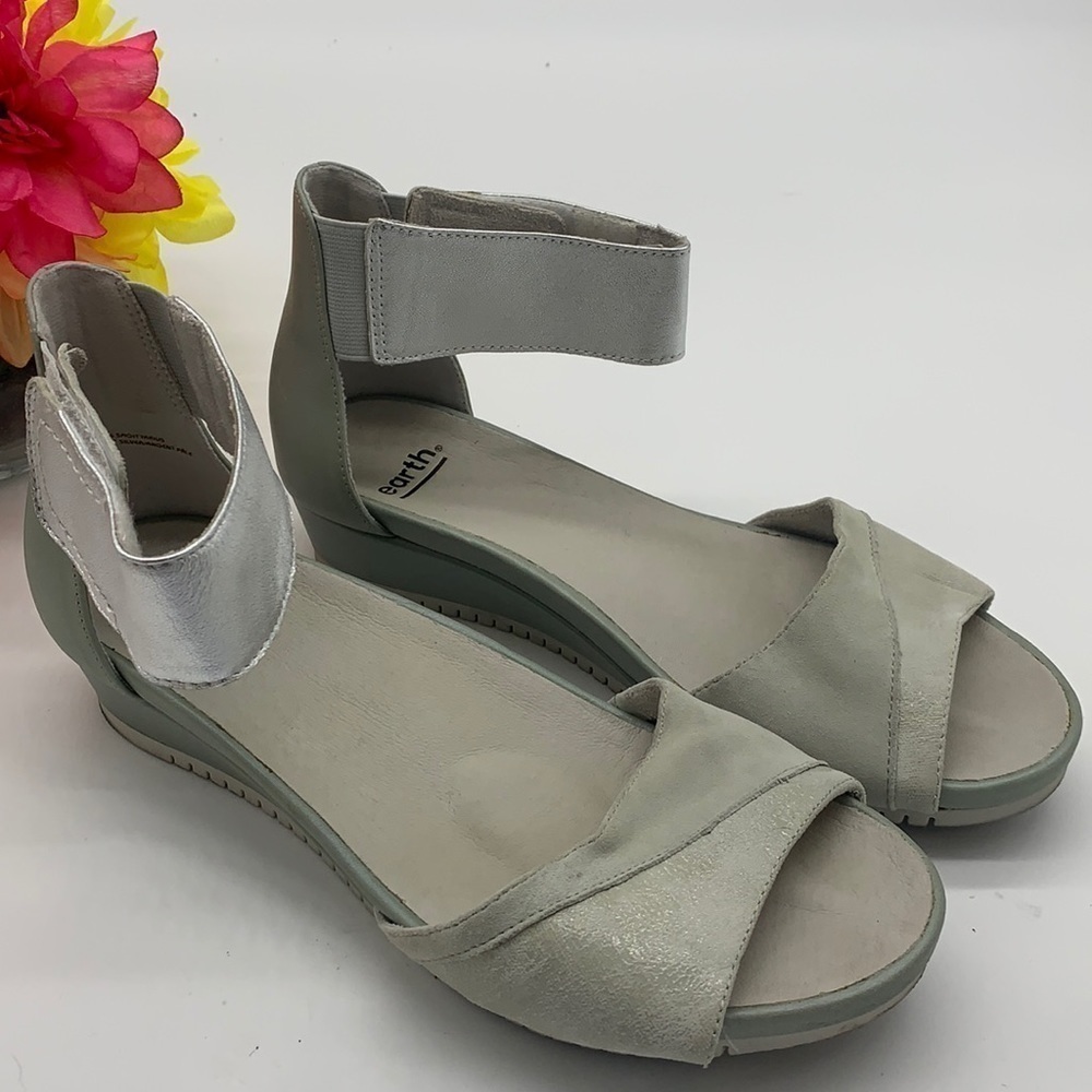 Earth Gray Leather Sandal with Ankle Strap Sz 10. MCS0768E